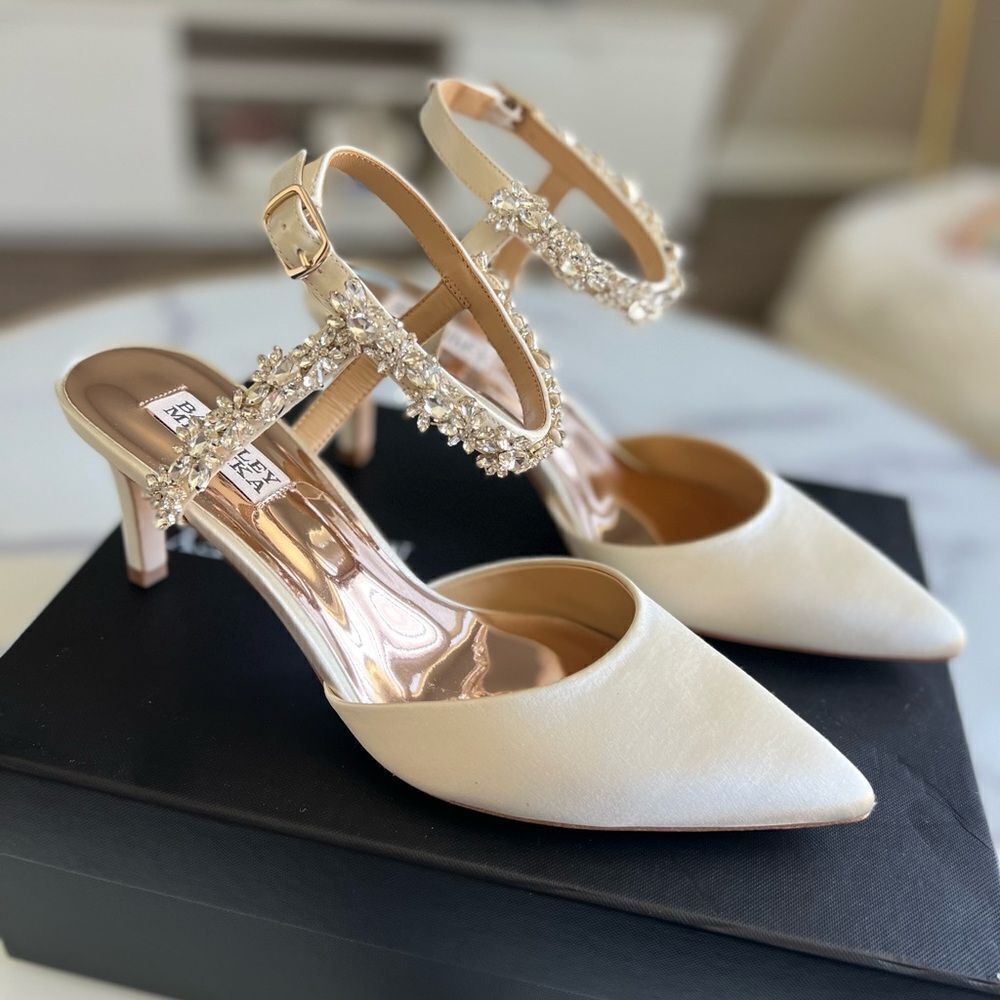 Badgley Mischka Esmeralda Embellished Pointed Toe‎ Pump, Ivory Satin, Size 8.5 - Picture 6 of 8